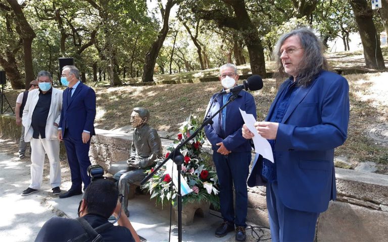 Inauguraron una estatua de Isaac Díaz Pardo en Galicia