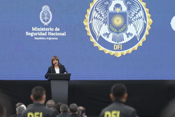 Bullrich presentó una reforma de la Policía Federal y habilita requisas y espionaje sin orden judicial